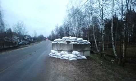 На Рівненщині чоловік пошкодив трактором два оборонні укріплення, бо вони йому «заважали»