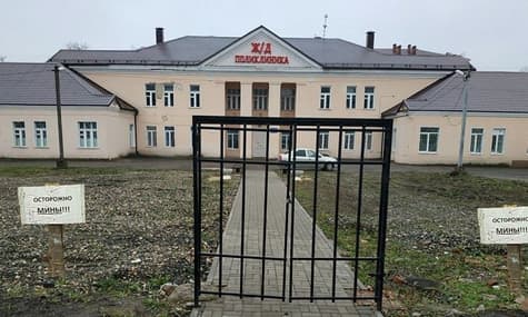 У Росії біля поліклініки поставили ворота без паркану: сторож зачиняє їх кожного дня