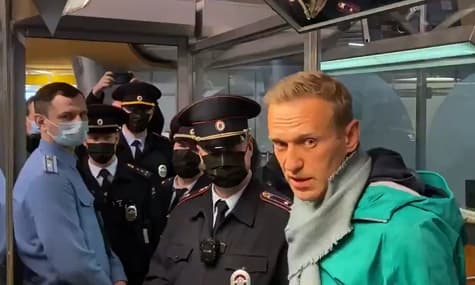 Навальный вернулся в Россию — его задержали на паспортном контроле