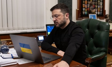 Guardian: У перший день війни Зеленського «виштовхали» з наради в його офісі через «загони вбивць поблизу»