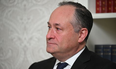 Трамп звільнив чоловіка Камали Гарріс, який працював у музеї Голокосту