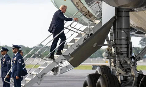 Літак Трампа раптово повернув назад дорогою до саміту в Давосі. На борту помітили несправності