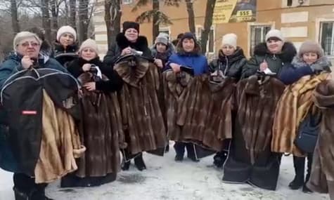 Большинство «вдов Донбасса», которым оккупанты дарили шубы, оказались массовкой — «Слідство.Інфо»