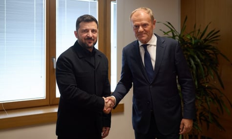 «Лінія фронту проходить в іншому місці». Туск прокоментував рішення Навроцького забрати в Зеленського орден Білого Орла
