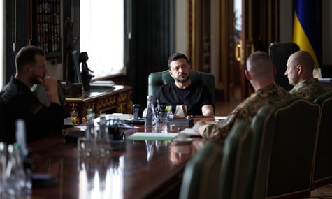 Готуються до різних сценаріїв на Чернігівсько-Київському напрямку. Зеленський провів нараду з командирами корпусів