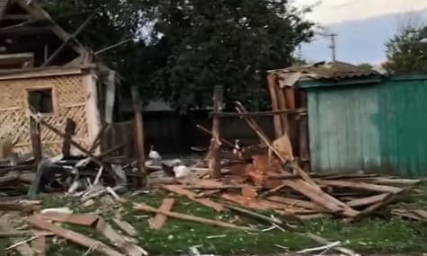 Під час обстрілів Сумщини росіяни влучили в будинок цивільних. Одного пораненого забрали в лікарню