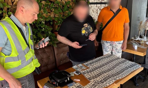 Посадовець Міноборони влаштовував чоловіків на критично-важливе підприємство заради бронювання — поліція