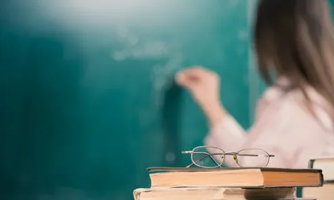 Мінімальний оклад учителів становитиме 21 тисячу грн. Гетманцев пояснив: вони отримують одні з найнижчих зарплат