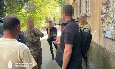 В Одессе работник ТЦК заработал по меньшей мере миллион долларов на на мужчинах, которые пытались избежать мобилизации — ГБР