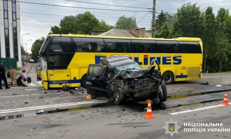 Смертельна ДТП на Київщині. Водій легковика врізався у автобус із 17 пасажирами — поліція