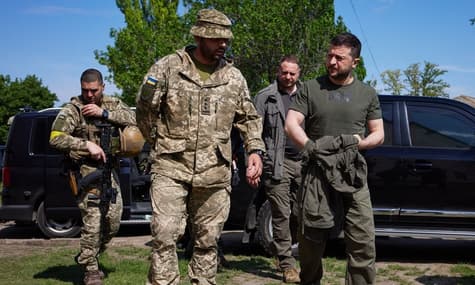 Зеленский посетил передовые позиции ВСУ в Запорожье, а также встретился с эвакуированными мариупольцами (ДОПОЛНЕНО)