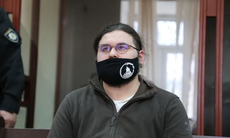 Суд відправив під цілободовий домашній арешт ексвійськового Владислава Сорда. Його підозрюють у побитті шибок ОП