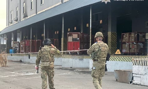 Є загиблий та поранені. На поштовому терміналі в Оболонському районі Києва стався вибух