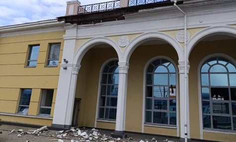 Наслідки обстрілу вокзалу у Слов'янську Наслідки обстрілу вокзалу у Слов'янську