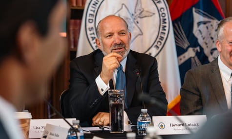 Виступ міністра США в Давосі спричинив перепалку через його глузування з Європи. Президентка ЄЦБ демонстративно вийшла — медіа