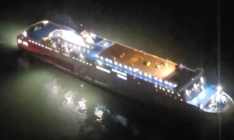 У Південній Кореї пором із сотнями пасажирів врізався у скелю, бо офіцер задивився у новини на своєму телефоні