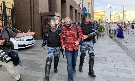 На акції протесту у Москві затримали вже понад 600 людей. До редакції телеканалу «Дождь» прийшла поліція