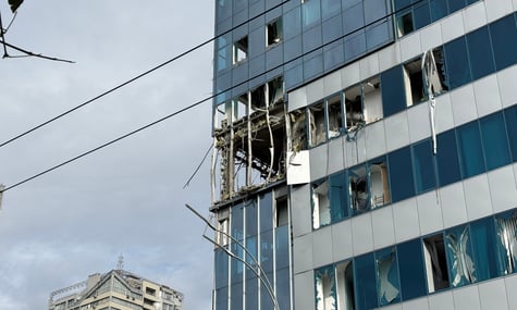 У Києві російський дрон влучив в офісну будівлю — четверо людей загинуло, також є постраждалі (ОНОВЛЕНО)