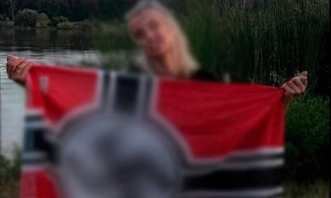 Працівниця Святошинського суду Києва позувала на фото з символікою нацистів. Суд і поліція відреагували