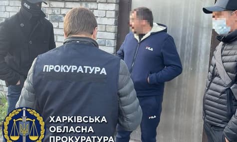 Патрульные заставили мужчину взять деньги в долг, чтобы заплатить им взятку. Теперь им грозит до 10 лет тюрьмы