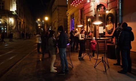 Очільник Львова про комендантську годину: На деякі речі заплющуємо очі, люди приїжджають потусити