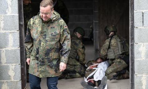 Міністр оборони Німеччини Борис Пісторіус під час військових навчань у шпиталі в місті Ульм у 2023 році