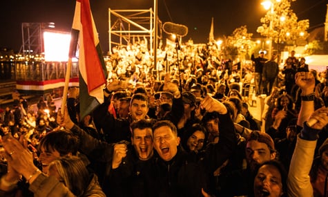 У Будапешті — масові святкування результатів виборів. Ось як це було (ВІДЕО)