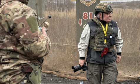 Филантроп Говард Баффет вместе с полицейскими съездил в пригород Купянска на эвакуацию местных