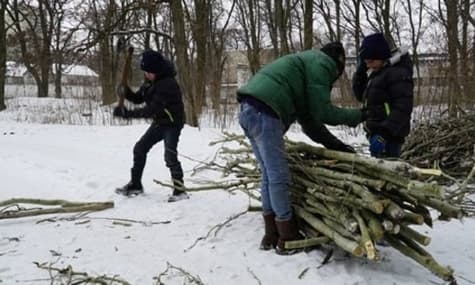 Eastern Ukraine: "We Burn Wood Inside Our Apartments to Warm Up"