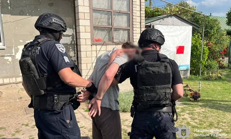 На Вінниччині перед похороном військового помітили чоловіка, загорнутого в прапор рф. Його затримали