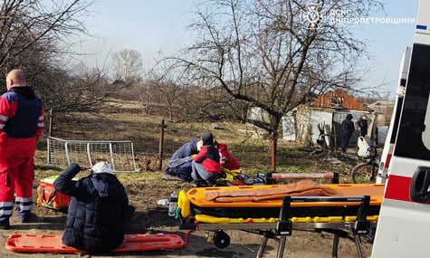 Рятувальники надають допомогу на місці російських ударів по Зайцівській громаді Дніпропетровщини