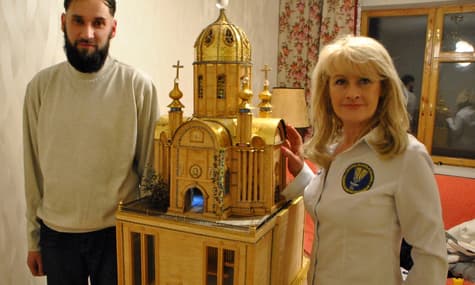 Харьковчанин 22 года создавал макет храма из спичек, бисера и золота. Его внесли в Книгу рекордов Украины