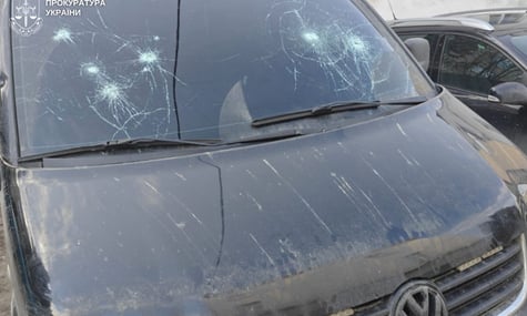 Била та стріляла: жінка напала на авто з поліціянтами та військовими