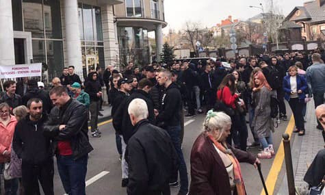 Під офісом Зеленського побилися прихильники та противники кандидата, двоє затриманих