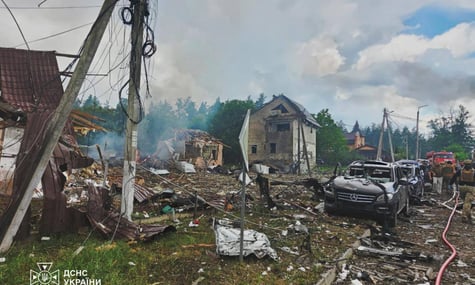 Наслідки російського удару по виставці зброї на Київщині