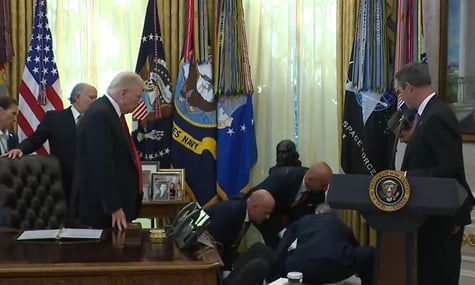 Брифінг Трампа в Овальному кабінеті перервали після того, як на ньому раптово знепритомнів СЕО фармацевтичної компанії