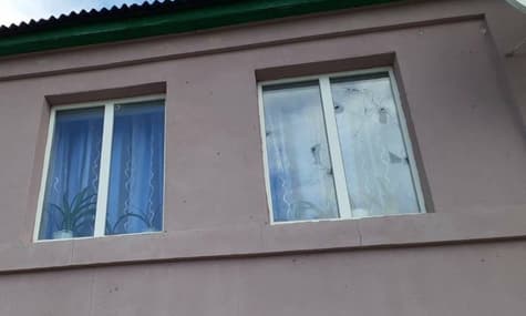 Штаб показав наслідки обстрілу бойовиками селища Трьохізбенка