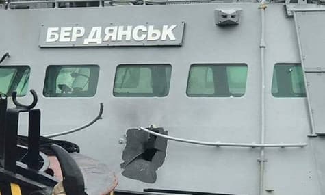 Журналіст оприлюднив фото пробоїни у захопленому РФ українському судні «Бердянськ»