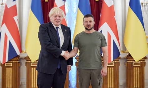 Рекордна допомога від США, візит Джонсона та обстріл залізничної станції: головні події 24 серпня