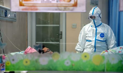 В Китае количество инфицированных коронавирусом превысило 17 тысяч, 362 человека умерли