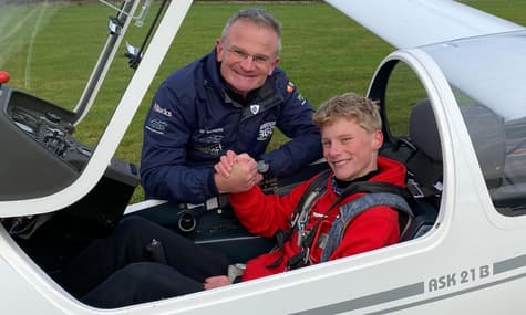 Подросток во время локдауна научился управлять планером. И в свой 14 день рождения самостоятельно руководил аппаратом