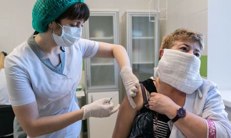 Вакцинація у твоїх руках. Як люди в Україні самі шукають способи отримати щеплення проти COVID-19