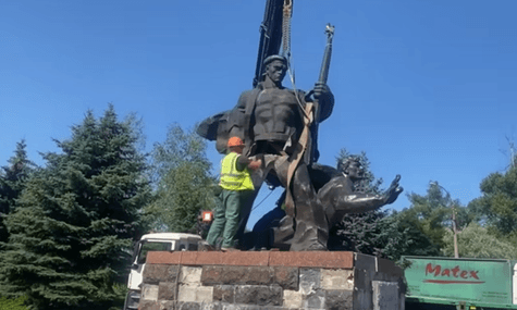 На Полтавщині знесли памʼятник морякам, що вторглися в Україну з більшовиками. Цього вимагали дев'ять років