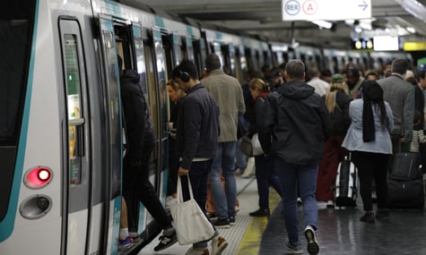 Париж із невідомої причини зазнав короткочасного блекауту: без електрики були тисячі будинків, зупинилося навіть метро