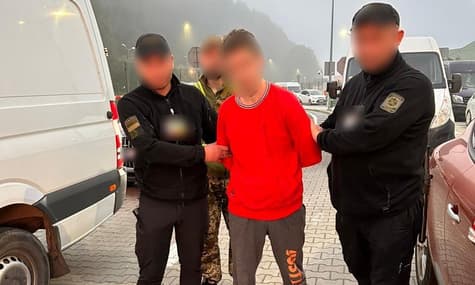 Громадянка Польщі намагалася вивезти українця за кордон, сховавши його під ковдрою