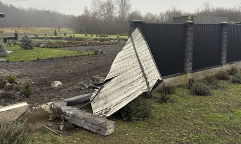 Паркан, у який врізався військовослужбовець Національної гвардії Паркан, у який врізався військовослужбовець Національної гвардії