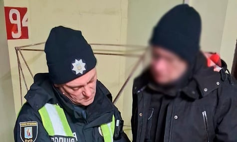 У Києві під час обстрілу охоронець не пустив людей до паркінгу. За нього взялася поліція