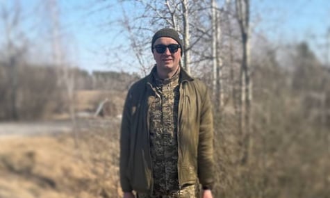 Ведучий «Ісландії» Сергій Іванов заявив, що пішов у ЗСУ. Раніше казали, що він має «бронь» від «структур, наближених до влади»