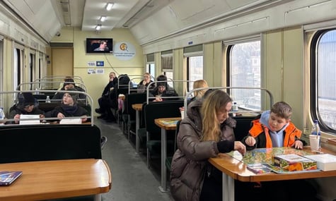 «Укрзалізниця» облаштувала на Київщині «вагони незламності»: можна зарядити гаджети та вийти в інтернет