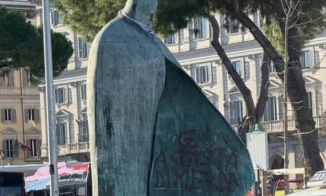 В Італії пошкодили пам'ятник Папі Івану Павлу II, яким захоплюється президент Польщі: на ньому намалювали серп і молот